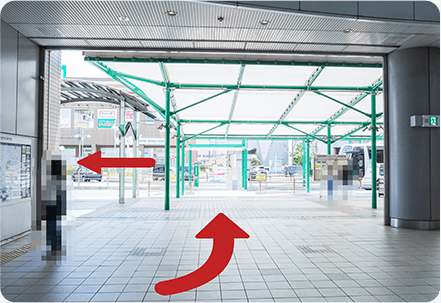 左手に見えるバス停の方向に曲がり、ロータリーに沿って進む