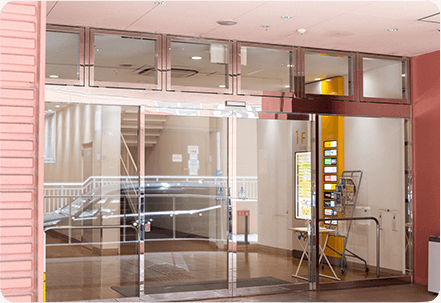 改札を抜けた後、右に曲がり直進する