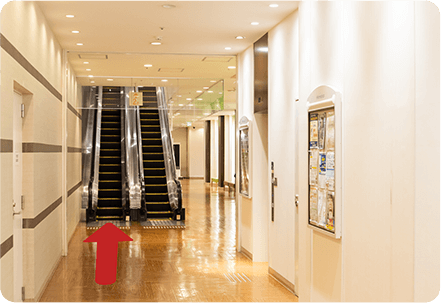 左手に見えるバス停の方向に曲がり、ロータリーに沿って進む