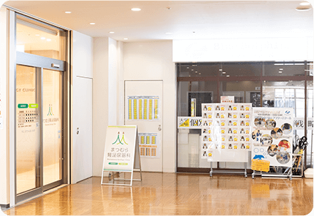 左手に見えるバス停の方向に曲がり、ロータリーに沿って進む