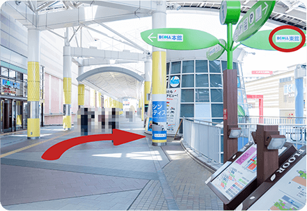 右側の看板を目印にして、エコール東館へ向かって進む